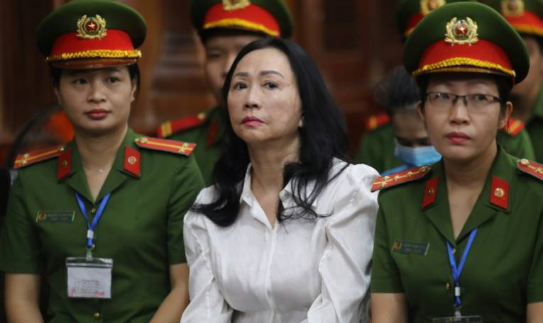 La milliardaire vietnamienne de l'immobilier, Truong My Lan (c), lors de son procès au tribunal d'Ho Chi Minh-Ville, le 11 avril 2024 ( AFP / STR )