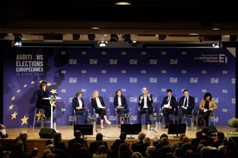 Les sept principales têtes de liste aux européennes, lors d'un meeting organisé par le Medef, le 18 avril 2024 à Paris ( AFP / Geoffroy VAN DER HASSELT )