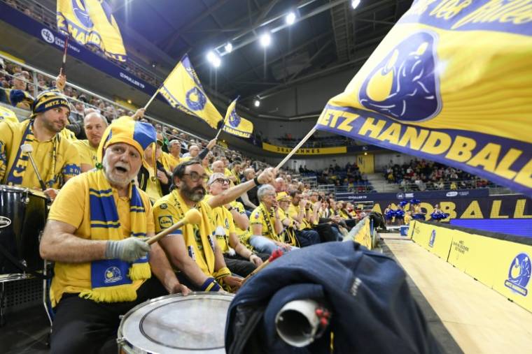 Les supporters du Metz Handball soutiennent leur équipe lors d'un match de Ligue féminine contre Toulon le 9 mars 2024 dans la salle des Arènes de Metz ( AFP / Jean-Christophe Verhaegen )