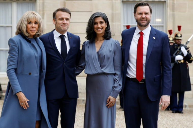 le président Emmanuel Macron et son épouse Brigitte accueillent à l'Elysée le vice-président américain J.D. et sa femme Usha Vance le 11 février 2025, à Paris ( AFP / Ian LANGSDON )