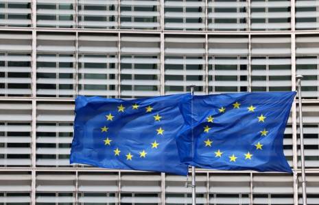 Photo d'archives des drapeaux de l'UE devant le siège de la Commission européenne