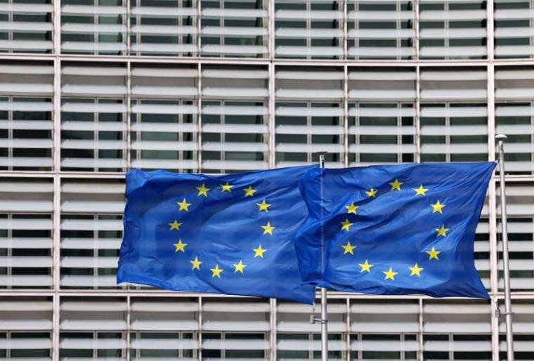 Photo d'archives des drapeaux de l'UE devant le siège de la Commission européenne