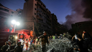 Des soldats libanais sur les décombres laissés par une frappe israélienne visant le QG du Hezbollah, dans la  banlieue sud de Beyrouth, le 27 septembre 2024 ( AFP / Ibrahim AMRO )