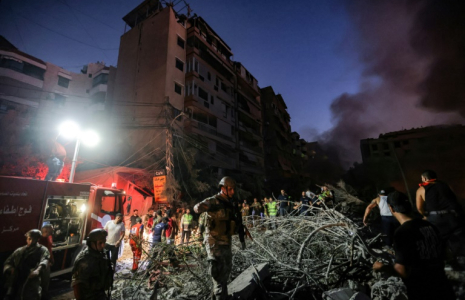 Des soldats libanais sur les décombres laissés par une frappe israélienne visant le QG du Hezbollah, dans la  banlieue sud de Beyrouth, le 27 septembre 2024 ( AFP / Ibrahim AMRO )