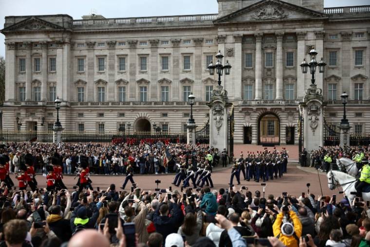 Des membres de la Garde républicaine de gendarmerie française défilent derrière les membres de la fanfare des Grenadier Guards de l'armée britannique après avoir participé à une cérémonie spéciale de relève de la garde au palais de Buckingham, le 8 avril 2024 à Londres, pour le 120e anniversaire de l'Entente cordiale ( AFP / HENRY NICHOLLS )