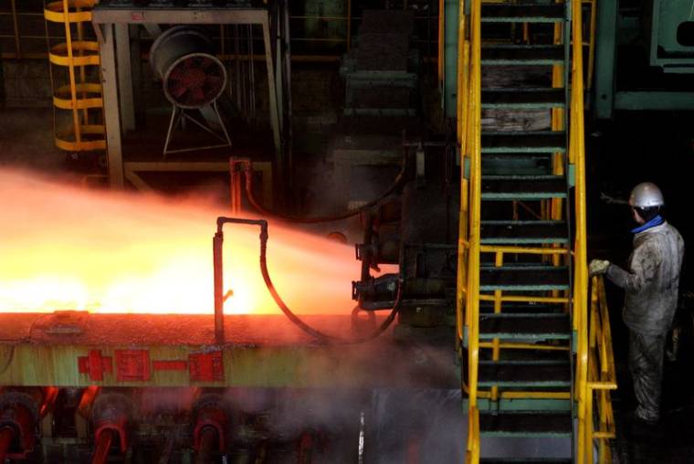 Un ouvrier chinois surveille l'acier laminé à chaud
