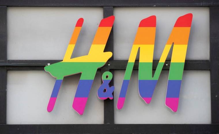 Le logo H&M aux couleurs de l'arc-en-ciel est visible dans un magasin de Zurich