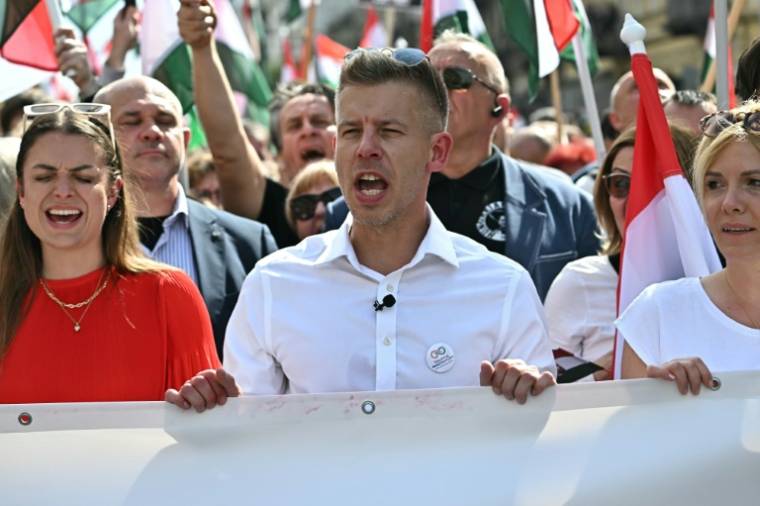 Peter Magyar (C) lors d'une manifestation contre le gouvernement du Premier ministre hongrois Viktor Orban, le 6 avril 2024 à Budapest  ( AFP / Attila KISBENEDEK )