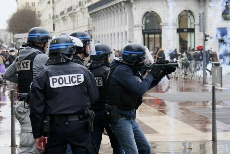 HEURTS ENTRE POLICE ET MANIFESTANTS À LYON
