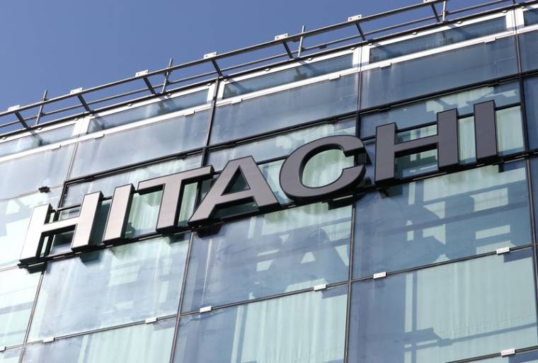 Photo du logo d'Hitachi sur un immeuble de bureaux à Zurich