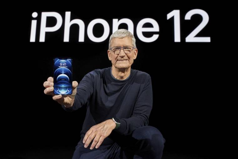 Le PDG d'Apple Tim Cook présente l'iPhone 12 Pro à Cupertino en Californie le 13 octobre 2020.  ( Apple Inc. / BROOKS KRAFT )