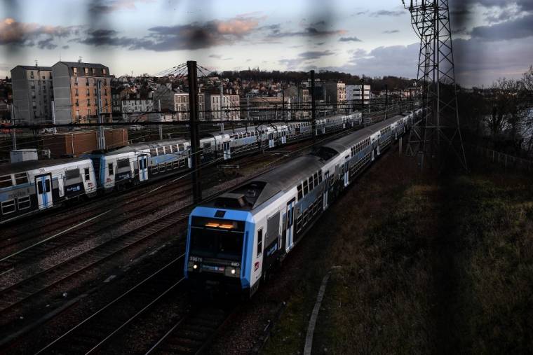 Un RER, le 31 janvier 2022 à Villeneuve-Saint-Georges, dans le sud de Paris. ( AFP / CHRISTOPHE ARCHAMBAULT )