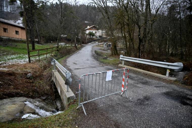 Une route d'accès au hameau du Haut-Vernet, dans les Alpes-de-Haute-Provence, est fermée le 27 mars 2024, près de neuf mois après la disparition du petit Emile ( AFP / CHRISTOPHE SIMON )