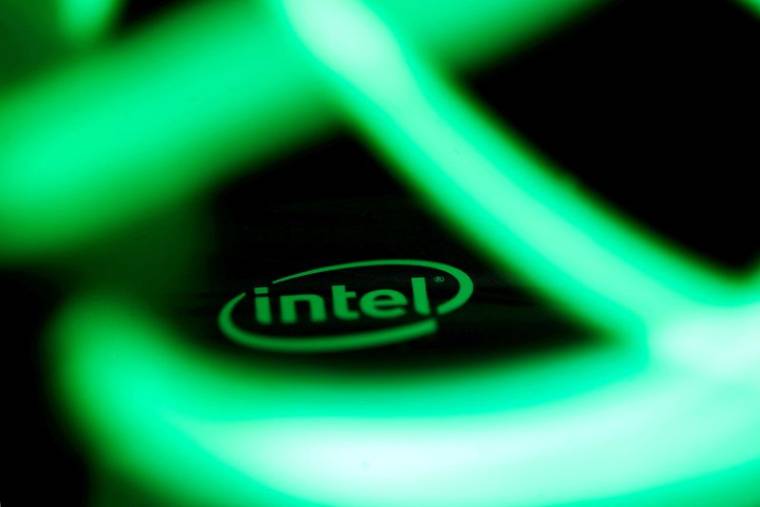 Un logo Intel derrière des lumières LED