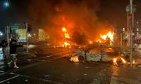 Une voiture et un bus ont été incendiées lors de heurts faisant suite à une attaque au couteau le 23 novembre 2023 à Dublin ( AFP / Peter MURPHY )
