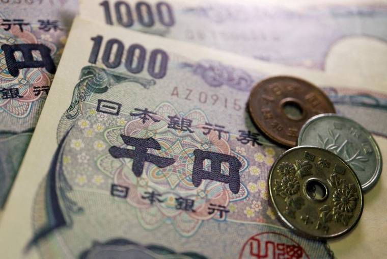 Photo d'illustration des pièces de monnaie et des billets en yens japonais