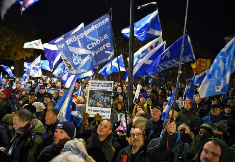 Des partisans de l'indépendance écossaise rassemblés devant le Parlement, le 23 novembre 2022 à Edimbourg  ( AFP / ANDY BUCHANAN                        )