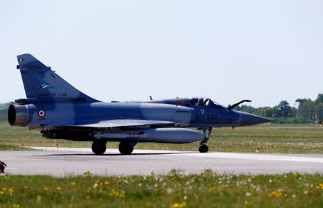 Un chasseur Mirage 2000-5 de l'armée de l'air française sur la base aérienne militaire d'Amari