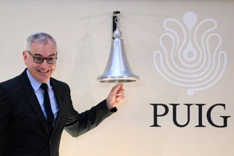 Marc Puig, PDG du groupe Puig, fait sonner la cloche lors de l'introduction en bourse de la société, le 3 mai 2024 à Barcelone ( AFP / Josep LAGO )