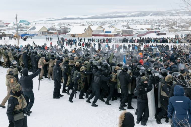 Heurts entre manifestants et police anti-émeute à Baymak, après qu'un tribunal a condamné un militant local à quatre ans de prison, le 17 janvier 2024 dans la région centrale du Bashkortostan, en Russie ( AFP / Anya Marchenkova )