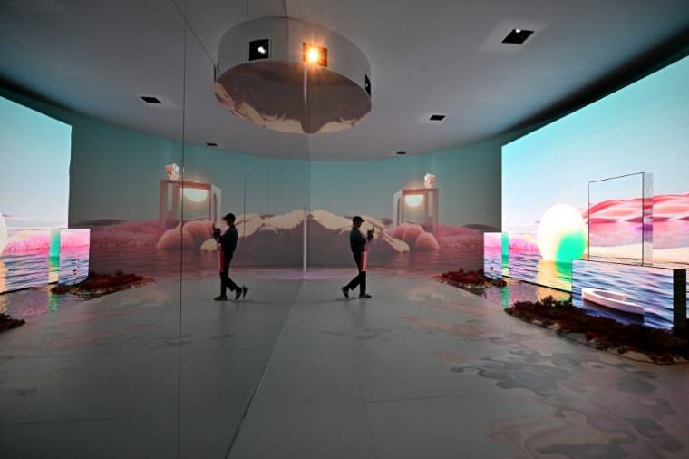 Un visiteur photographie l'installation "Newfound Equilibrium" présentée par Samsung, à Milan en Italie, le 15 avril 2024 ( AFP / GABRIEL BOUYS )