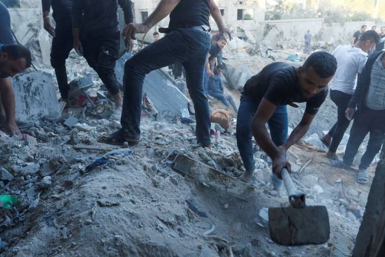 Les Palestiniens nettoient la destruction d'une frappe à Khan Younis, à Gaza