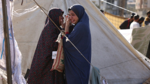 Des Palestiniennes pleurent après une frappe sur un camp pour personnes déplacées à l'ouest de Deir el-Balah, dans le centre de la bande de Gaza, le 21 novembre 2024 ( AFP / BASHAR TALEB )