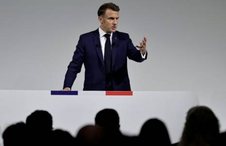 Le président Emmanuel Macron donne une conférence de presse le 12 juin 2024 à Paris  ( AFP / STEPHANE DE SAKUTIN )