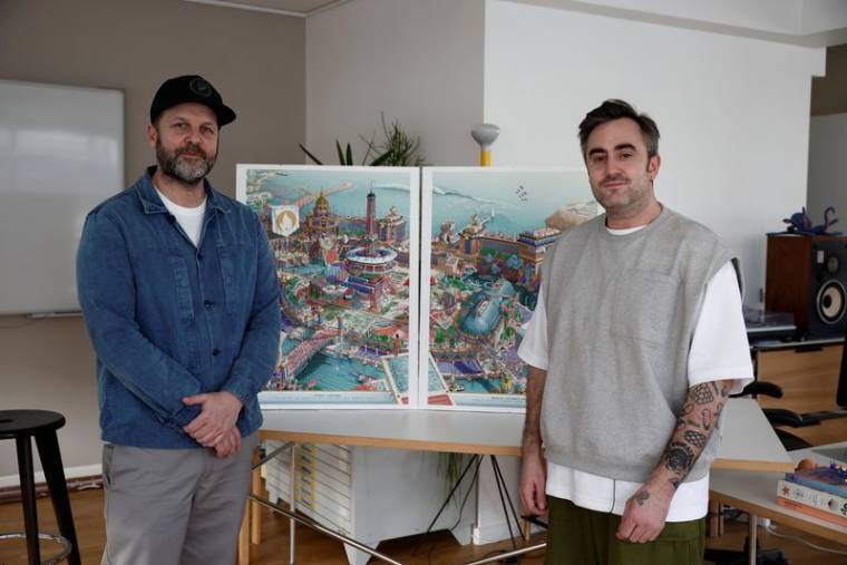 Le directeur artistique Joachim Roncin et l'artiste Ugo Gattoni dévoilent les affiches officielles des JO 2024