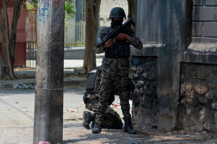 Des policiers haïtiens à Port-au-Prince le 8 avril 2024 ( AFP / Clarens SIFFROY )