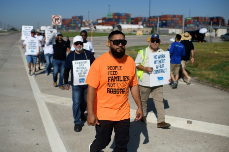 Des dockers en grève, au terminal de conteneurs de Bayport à Seabrook (Texas) le 3 octobre 2024 ( AFP / Mark Felix )