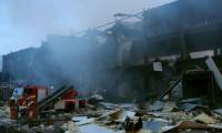 Des pompiers luttent contre un incendie dans un entrepôt après une frappe russe, le 17 mai 2024 à Odessa, dans le sud de l'Ukraine ( AFP / Oleksandr GIMANOV )