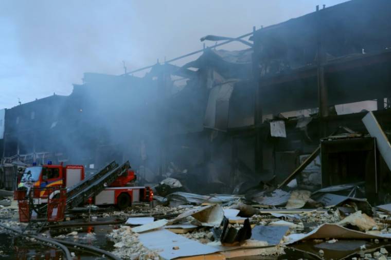 Des pompiers luttent contre un incendie dans un entrepôt après une frappe russe, le 17 mai 2024 à Odessa, dans le sud de l'Ukraine ( AFP / Oleksandr GIMANOV )