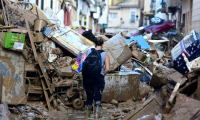 Une habitante dans une rue bloquée par des débris et des épaves de voitures à Paiporta, après des inondations meurtrières dans la région de Valence, le 4 novembre 2024 en Espagne ( AFP / JOSE JORDAN )