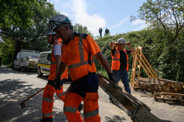 Opération d'évacuation d'un campement d'opposants à la construction de l'autoroute A69, le 30 août 2024 à Saix, dans le Tarn ( AFP / Ed JONES )