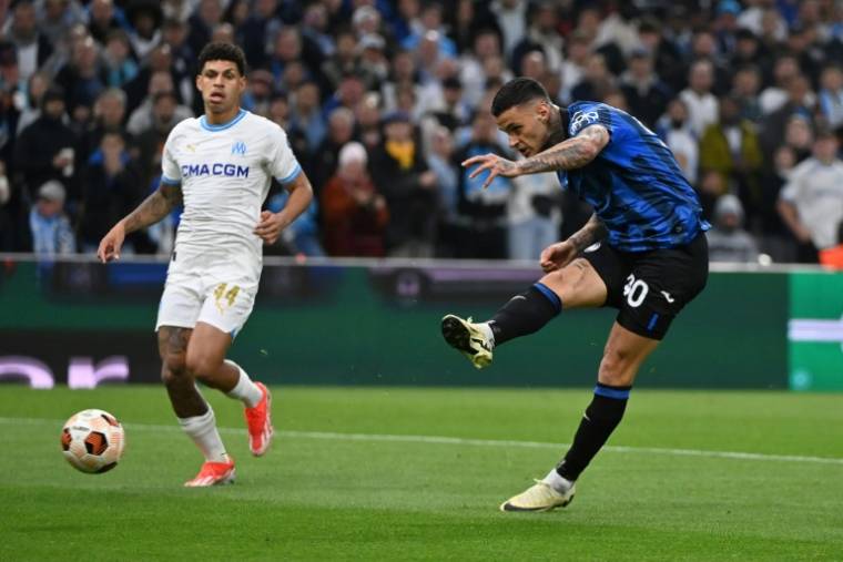 L'attaquant de l'Atalanta Gianluca Scamacca (d) ouvre la marque contre l'OM, le 2 mai 2024 au Stade Vélodrome  ( AFP / Sylvain THOMAS )