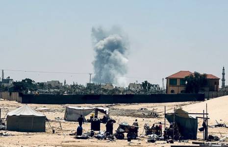La fumée s'élève après les frappes israéliennes à Rafah,  bande de Gaza