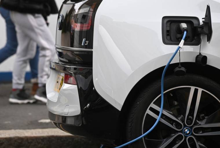 Une voiture électrique en train d'être rechargée à une borne de recharge