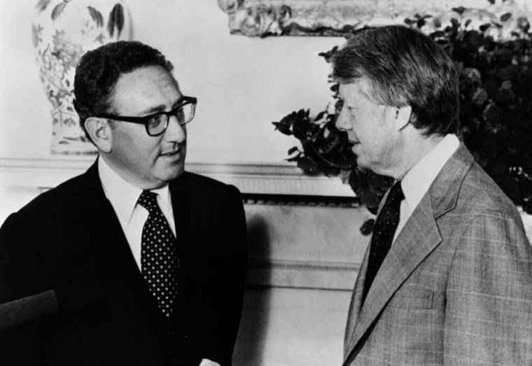 Le président américain Jimmy Carter (à droite) avec l'ancien secrétaire d'Etat Henry Kissinger à la Maison Blanche, le 15 août 1977 ( AFP / - )