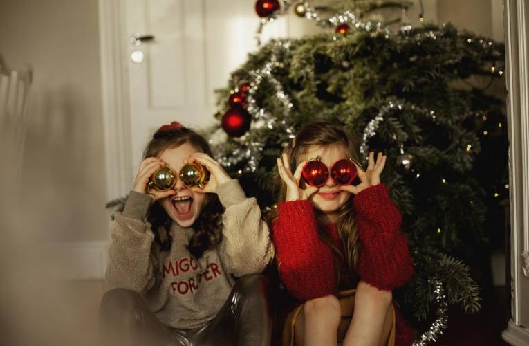 Et si cette année on intégrait les jolies coutumes de nos voisins étrangers à nos festivités pour un Noël crédit photo : Getty images
