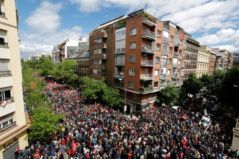 Des milliers de sympathisants du Parti socialiste espagnol sont rassemblés pour demander au Premier ministre Petro Sanchez de ne pas démissionner devant le siège du parti PSOE à Madrid, le 27 avril 2024 ( AFP / OSCAR DEL POZO )