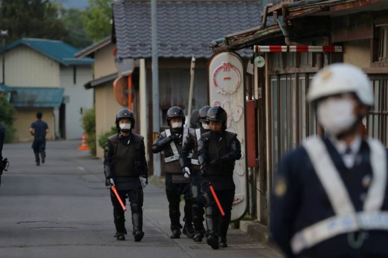 Des policiers près de la maison où s'est retranché le suspect d'un quadruple meurtre à Nagano, dans le centre du Japon, le 26 mai 2023 ( JIJI Press / STR )