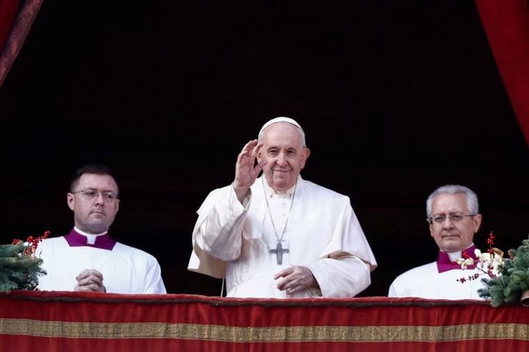 Le pape François prononce son bénédiction de Noël