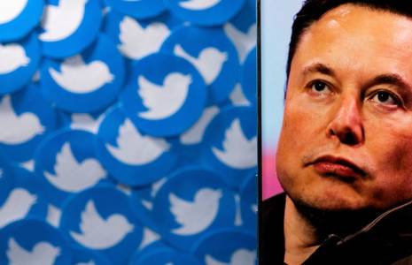 Une illustration montre une photo d'Elon Musk et des logos de Twitter
