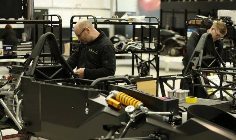 Des ouvriers assemblent des pièces du châssis des voitures BAC Mono dans l'usine de l'entreprise à Liverpool