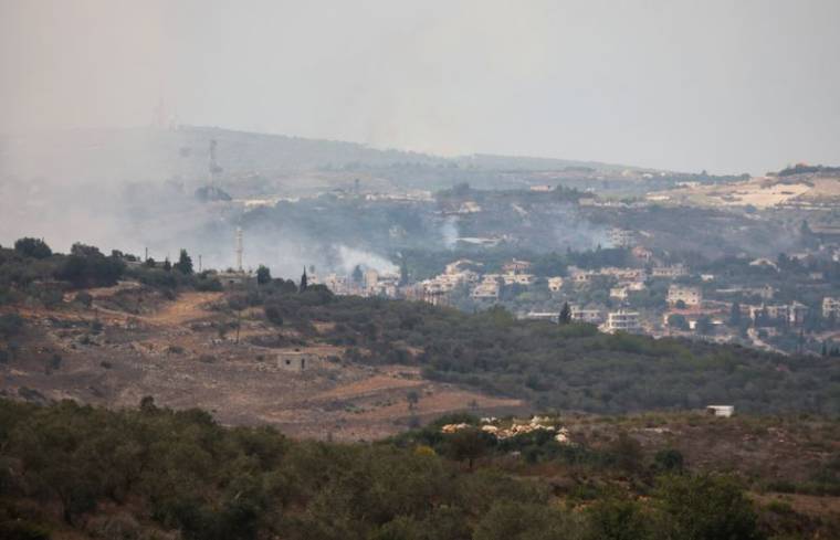 Une vue depuis la ville libanaise de Marwahin sur la fumée s'élèvant du village de Dhayra