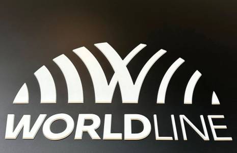 Le logo de la société de paiement Worldline est visible au siège de la société dans le quartier financier et d'affaires de La Défense