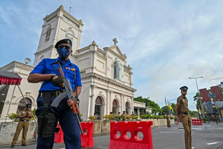 Des policiers montent la garde devant l'église Saint-Antoine à l'occasion du cinquième anniversaire de l'attaque terroriste de Pâques 2019, le 21 avril 2024 à Colombo, au Sri Lanka ( AFP / Ishara S. KODIKARA )