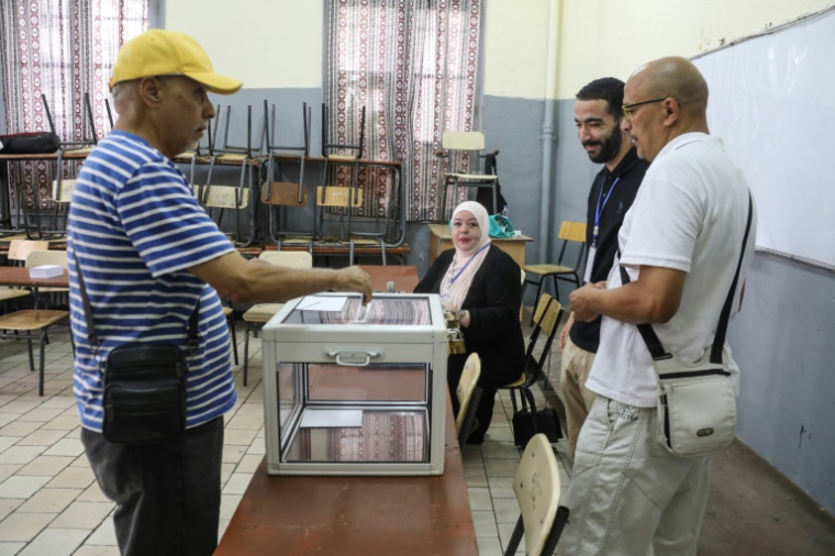 Un électeur vote lors de l'élection présidentielle en Algérie, le 7 septembre 2024 à Alger ( AFP / - )