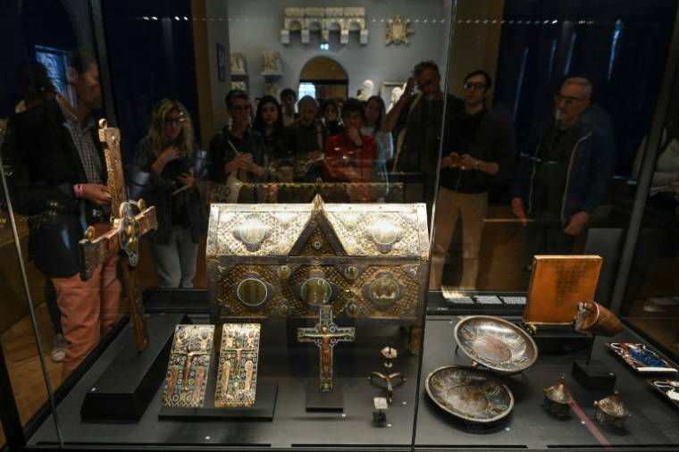 Des objets religieux exposés au musée Dobrée à Nantes, le 15 mai 2024 en Loire-Atlantique ( AFP / Sebastien SALOM-GOMIS )